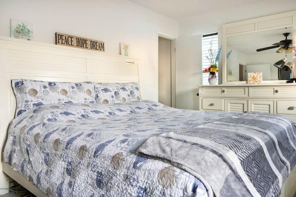 Hébergement de vacances Oceanview Oasis - Relax With Hot Tub, Breakfast, Fire Pit & Putting Green!
